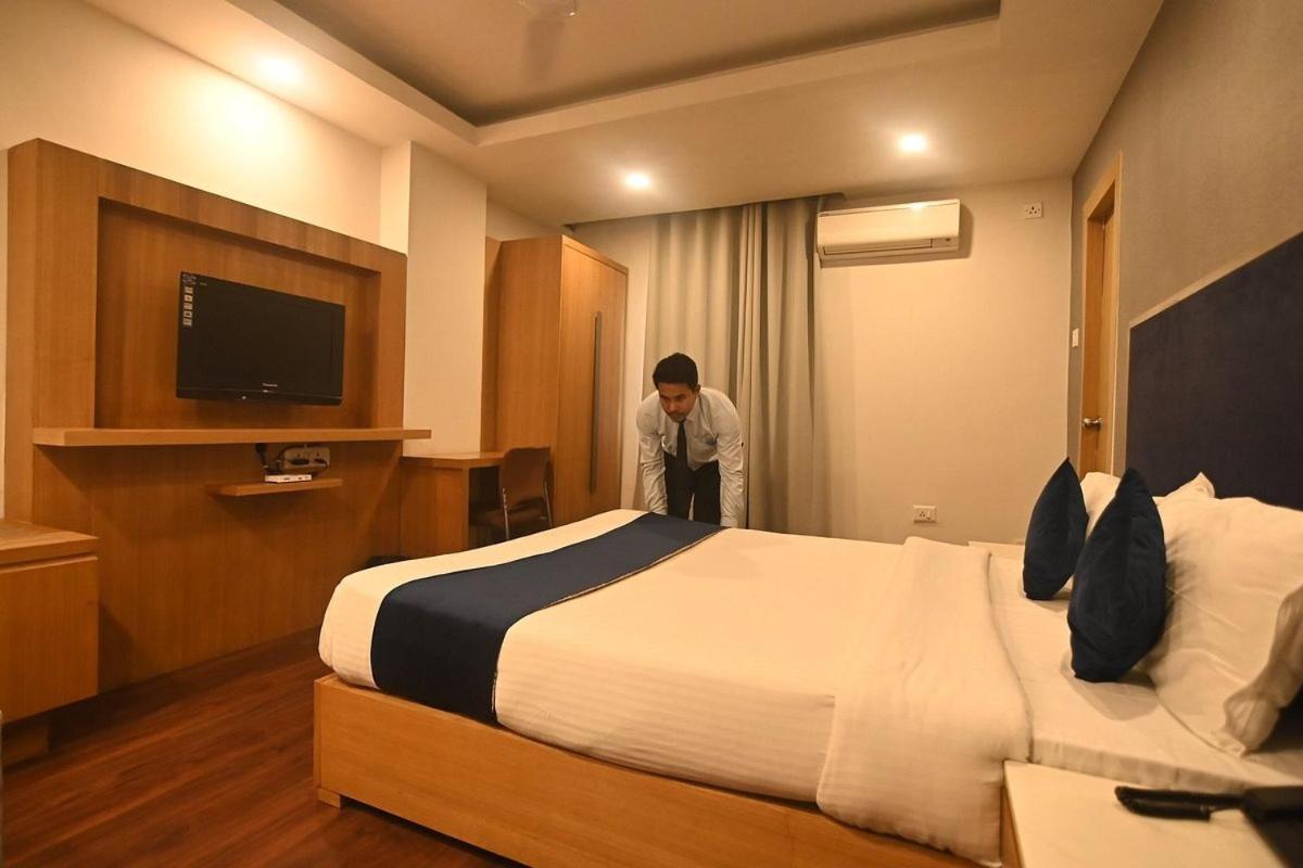 Hotel Prag Continental Guwahati Bagian luar foto
