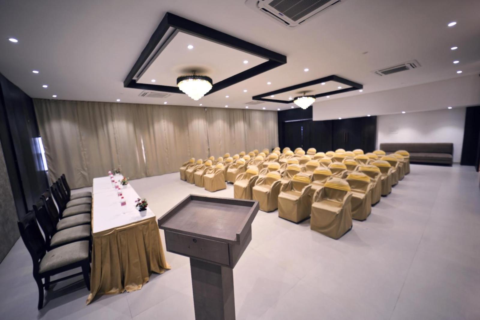 Hotel Prag Continental Guwahati Bagian luar foto