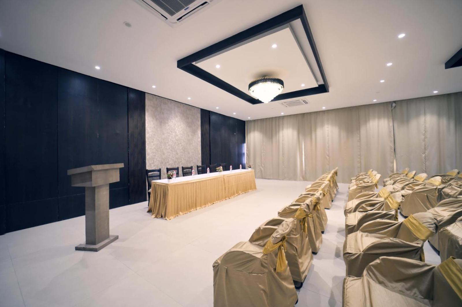 Hotel Prag Continental Guwahati Bagian luar foto