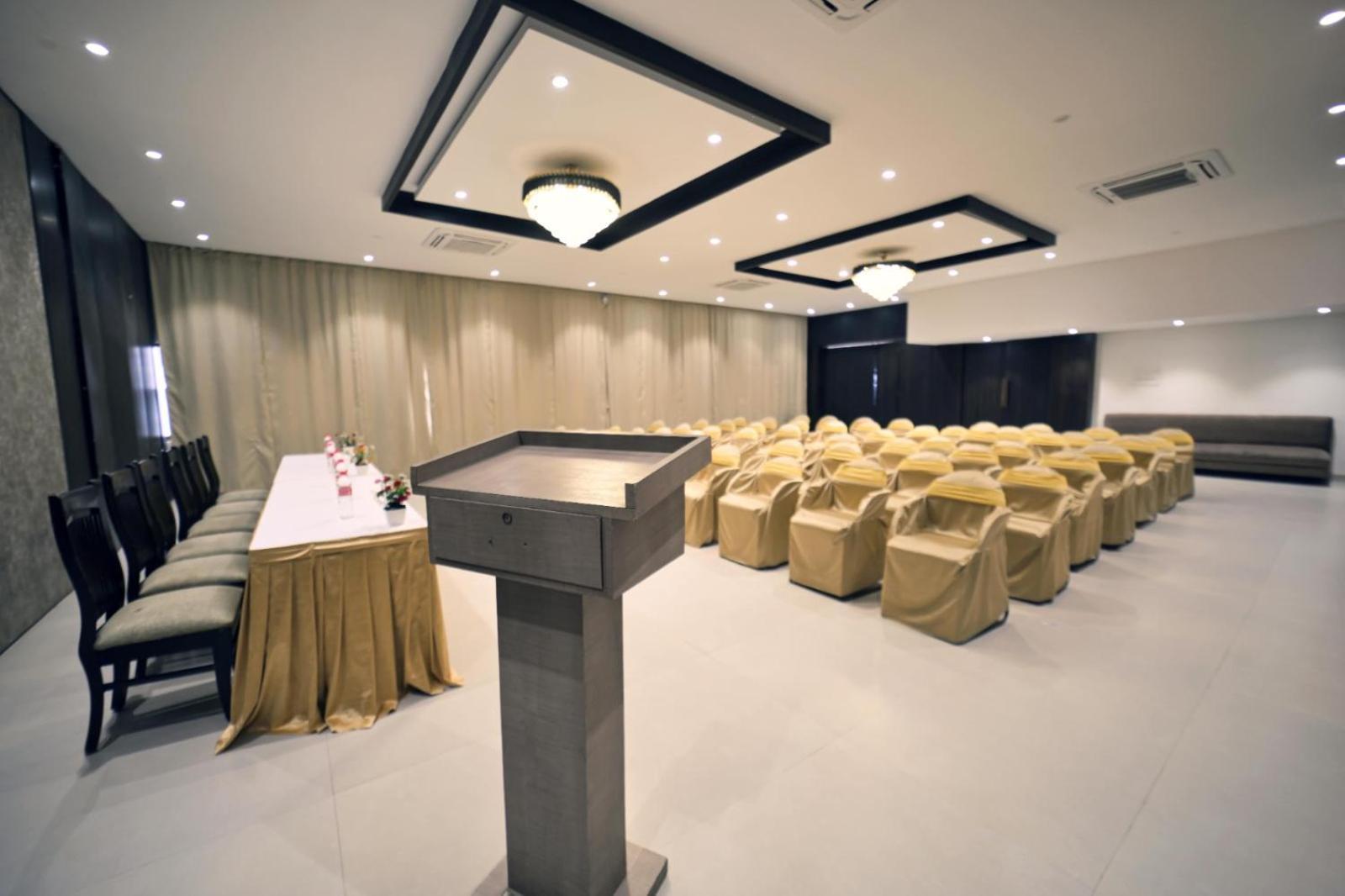Hotel Prag Continental Guwahati Bagian luar foto