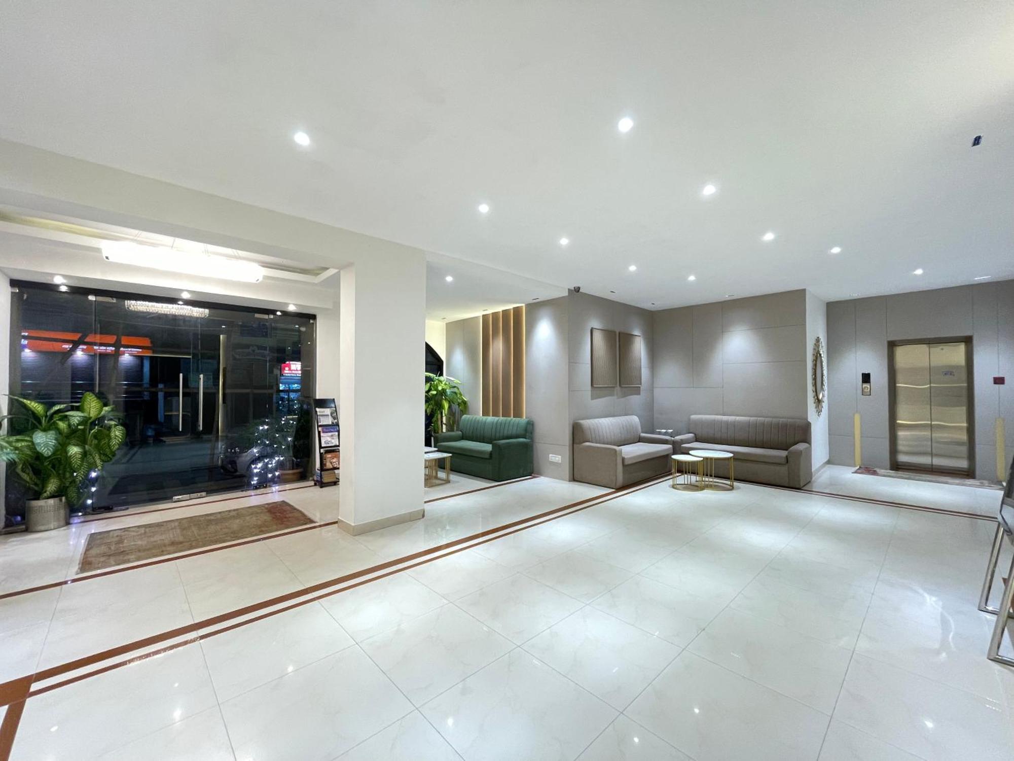 Hotel Prag Continental Guwahati Bagian luar foto