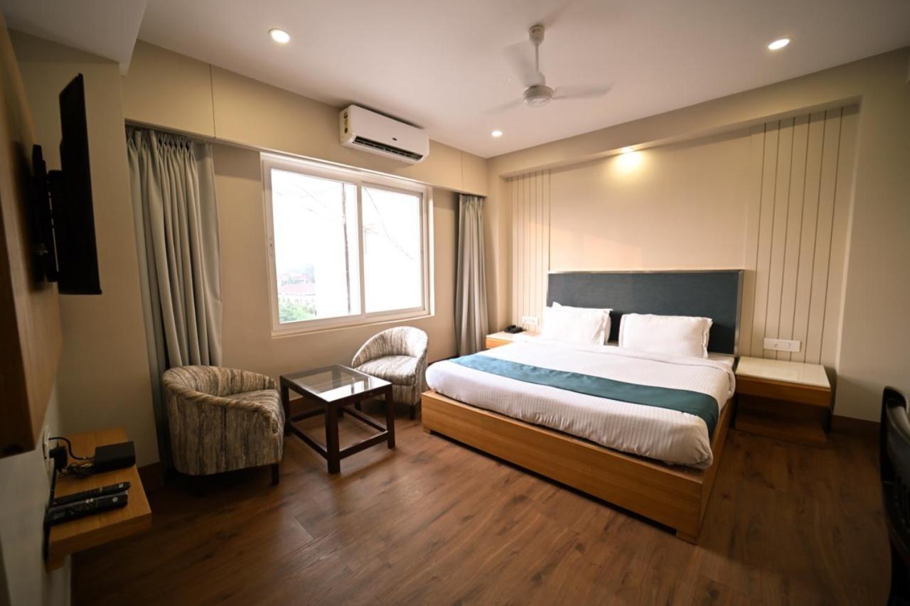 Hotel Prag Continental Guwahati Bagian luar foto