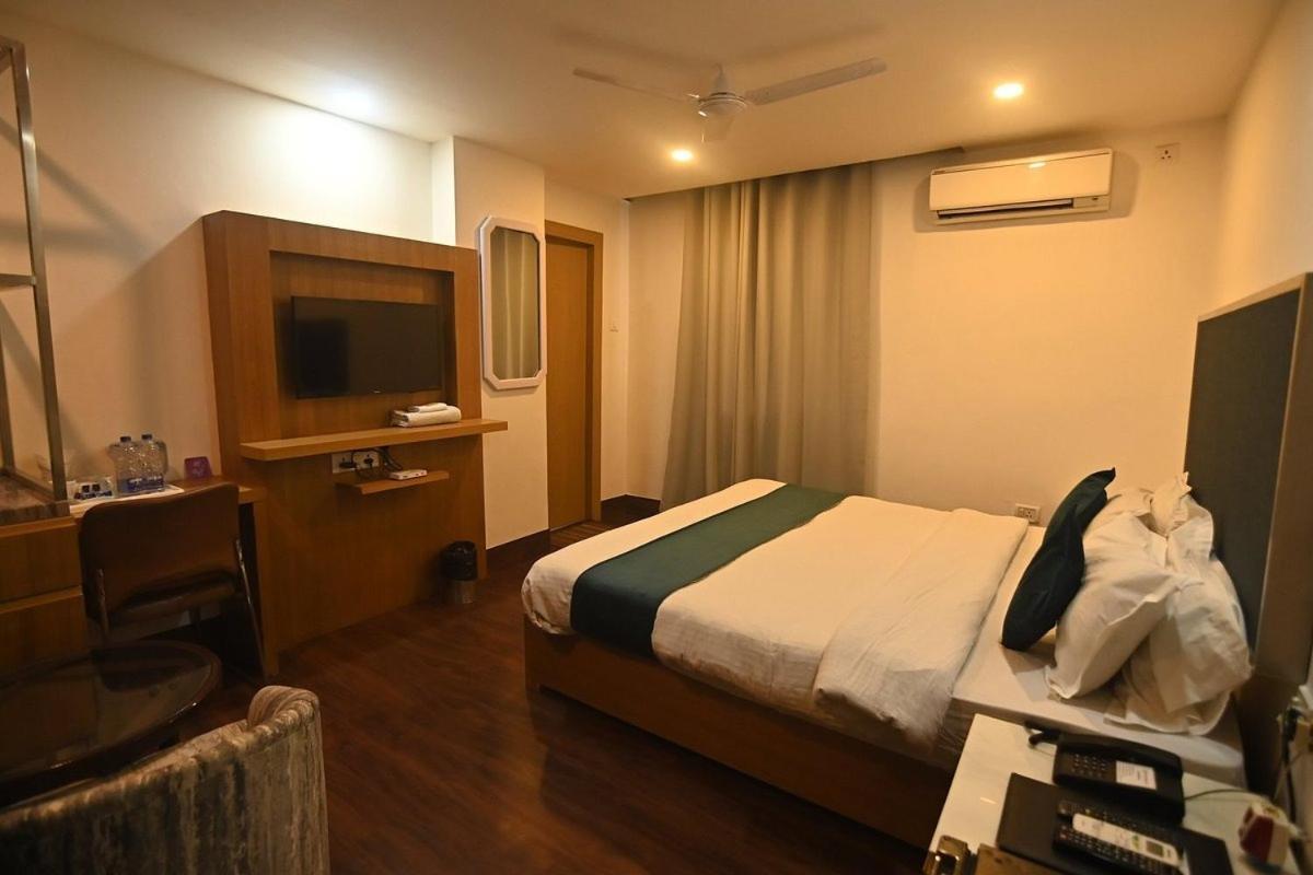 Hotel Prag Continental Guwahati Bagian luar foto