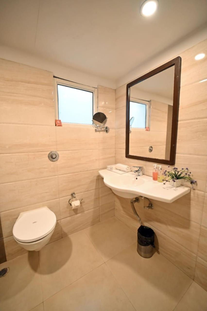 Hotel Prag Continental Guwahati Bagian luar foto