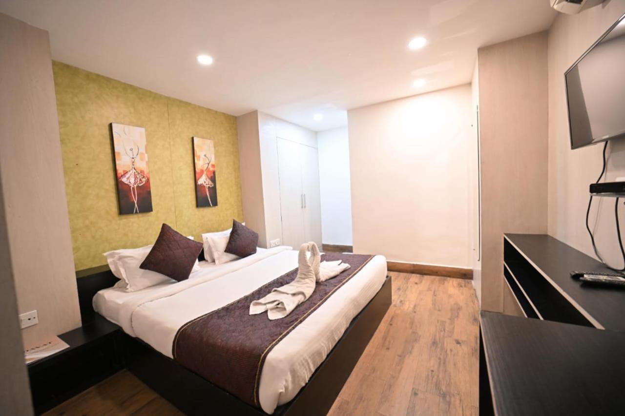 Hotel Prag Continental Guwahati Bagian luar foto