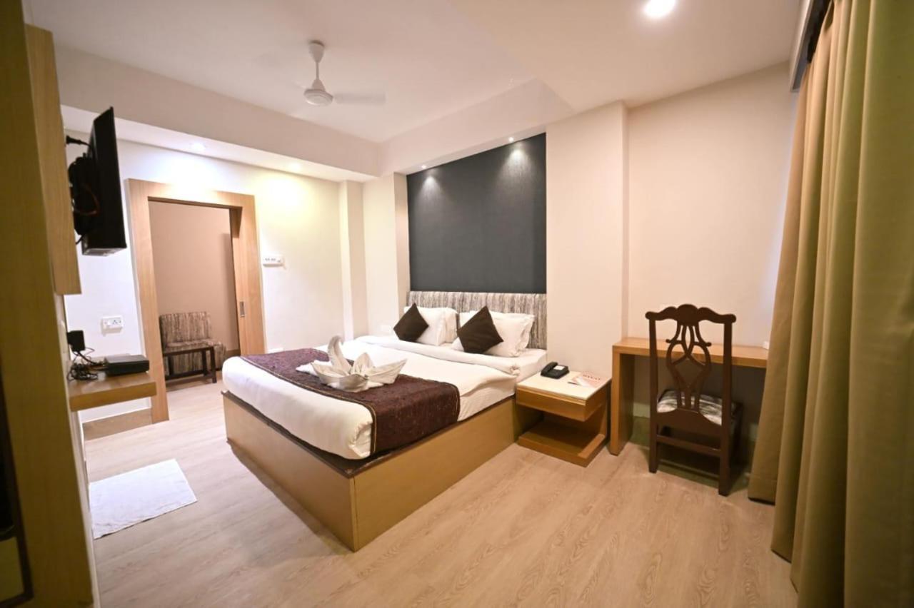Hotel Prag Continental Guwahati Bagian luar foto