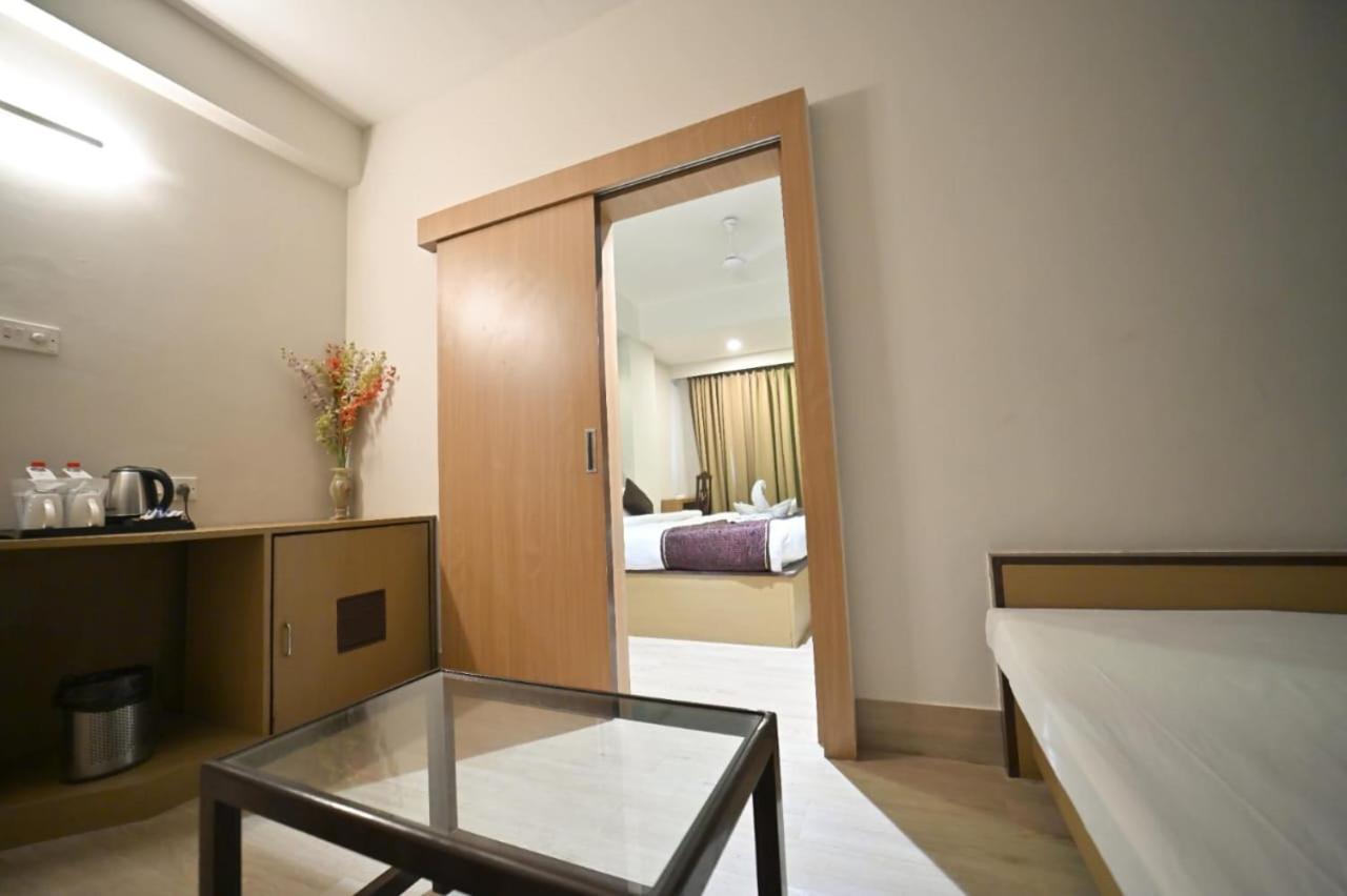 Hotel Prag Continental Guwahati Bagian luar foto