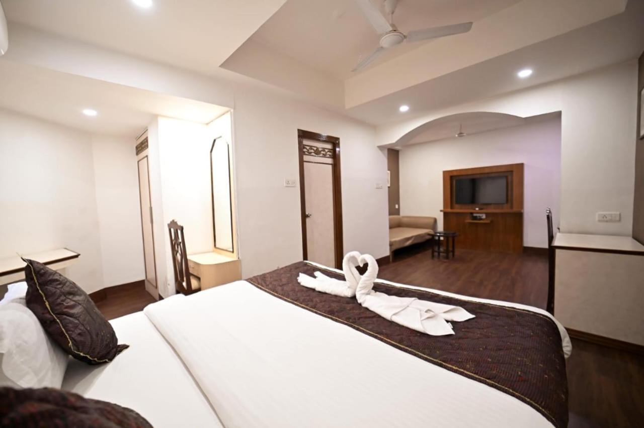 Hotel Prag Continental Guwahati Bagian luar foto