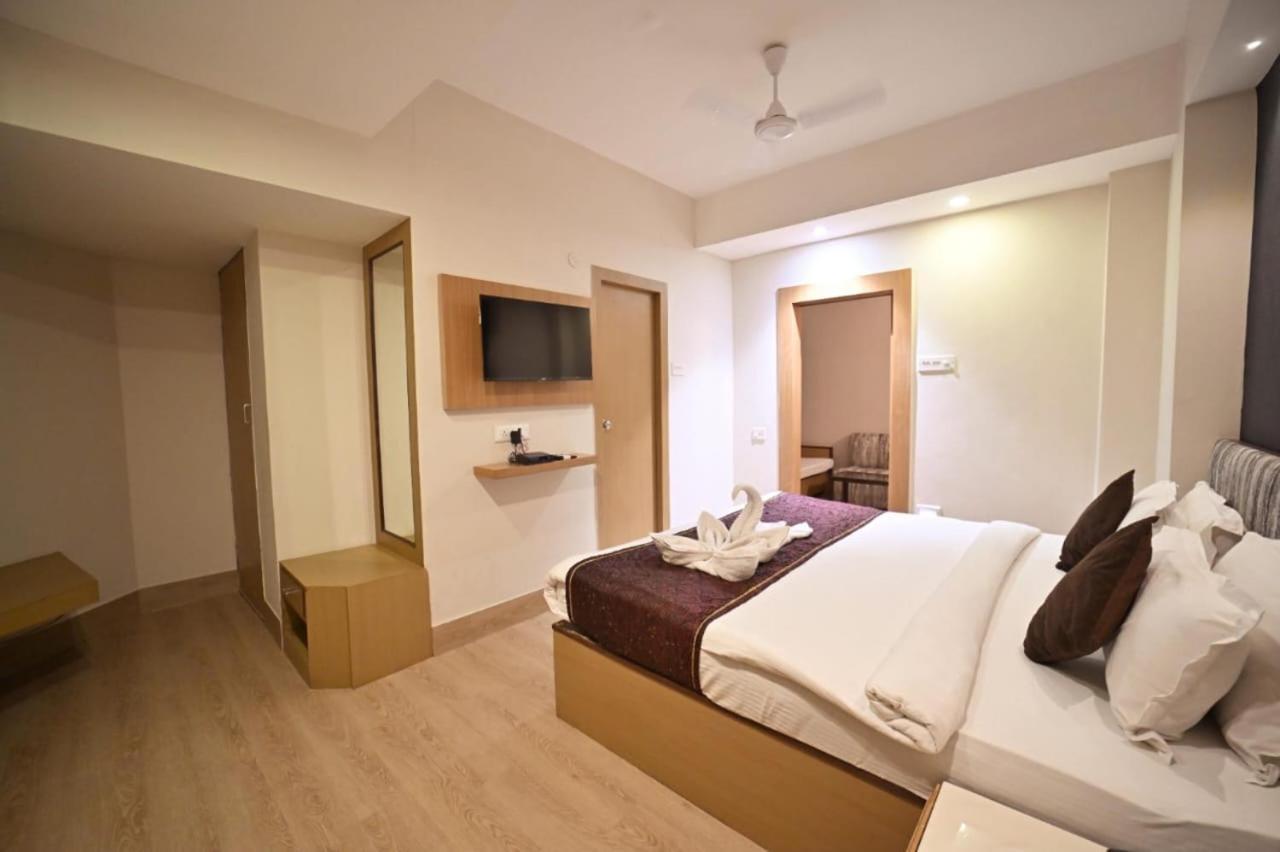 Hotel Prag Continental Guwahati Bagian luar foto