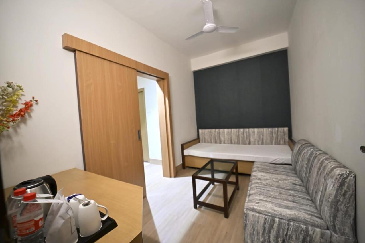 Hotel Prag Continental Guwahati Bagian luar foto