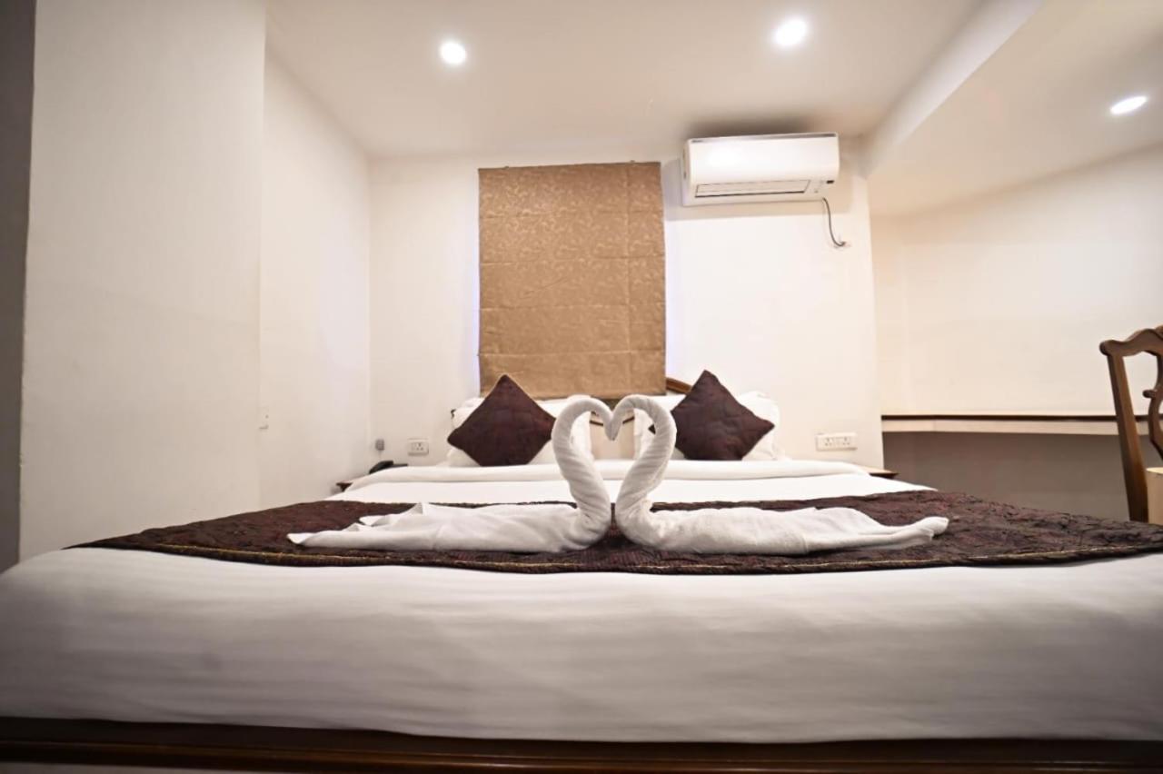 Hotel Prag Continental Guwahati Bagian luar foto