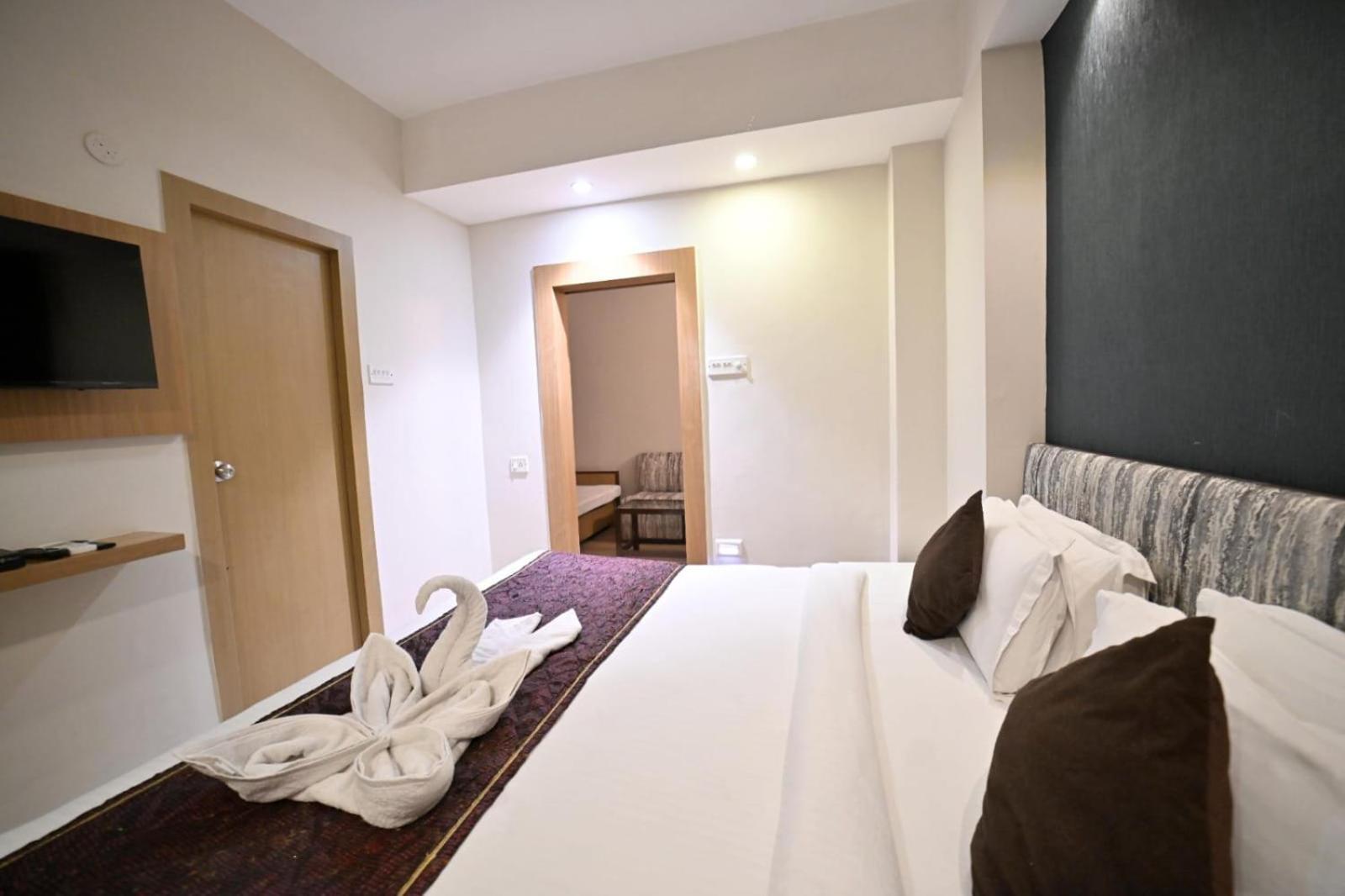 Hotel Prag Continental Guwahati Bagian luar foto