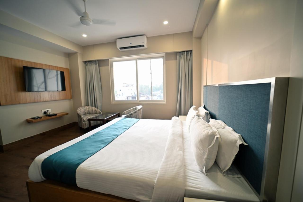 Hotel Prag Continental Guwahati Bagian luar foto