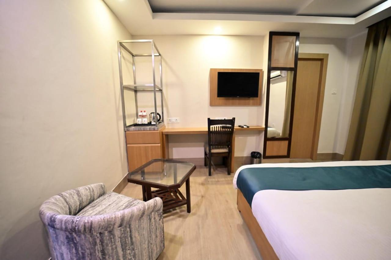 Hotel Prag Continental Guwahati Bagian luar foto